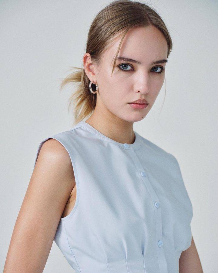Sleeveless Button Blouse